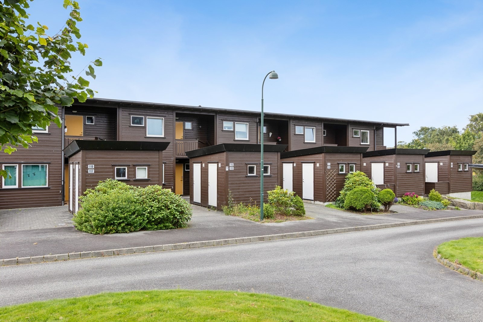 Leiligheten har en innvendig bod og disponerer i tillegg en utvendig bod på 5 m2 som gir ekstra lagringsplass. Galleribilde
