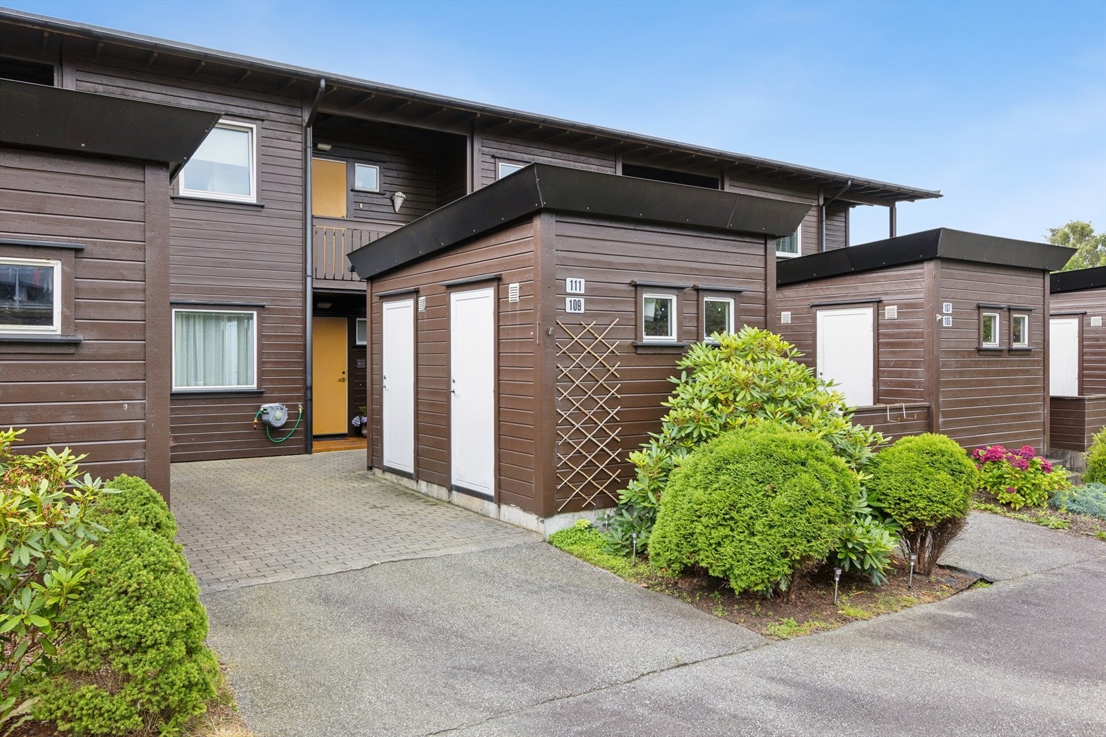 Leiligheten har enkel tilkomst og er inngangsparti som er pent opparbeidet med belegningsstein. Velkommen inn! Galleribilde