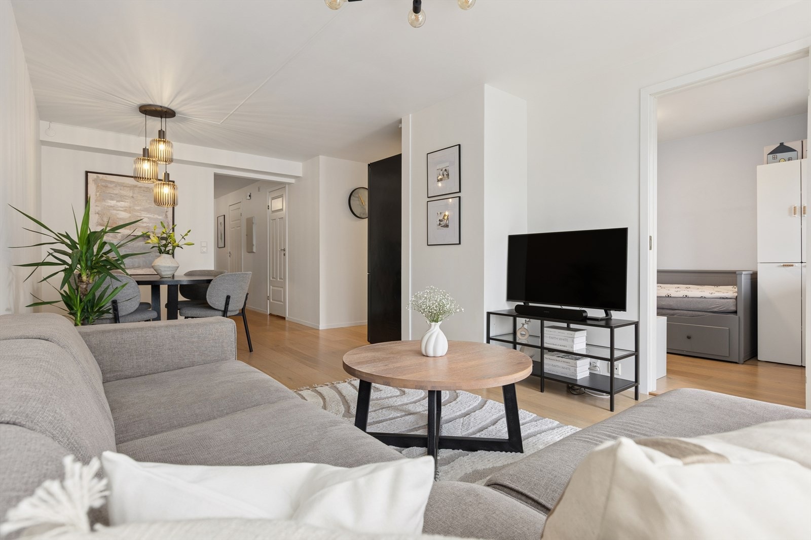 Stuen har rom for møblement i flere soner og har lysmalte flater og lys, enstavs parkett på gulv. Galleribilde