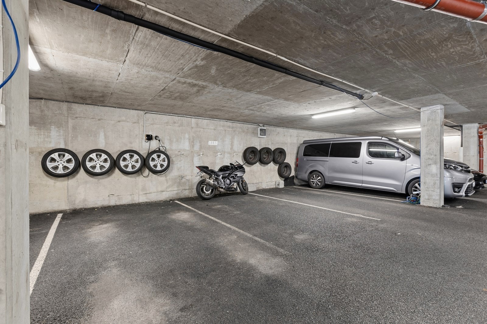 Leiligheten disponerer fast parkering med lader i felles garasjeanlegg. Galleribilde