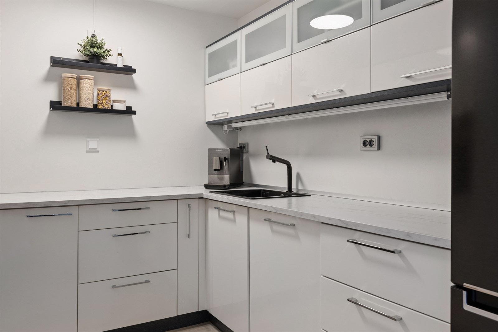 Kjøkkenet er ellers utstyrt med frittstående kjøleskap, integrerte oppvaskmaskin, stekeovn, platetopp og kjøkkenventilator. Galleribilde