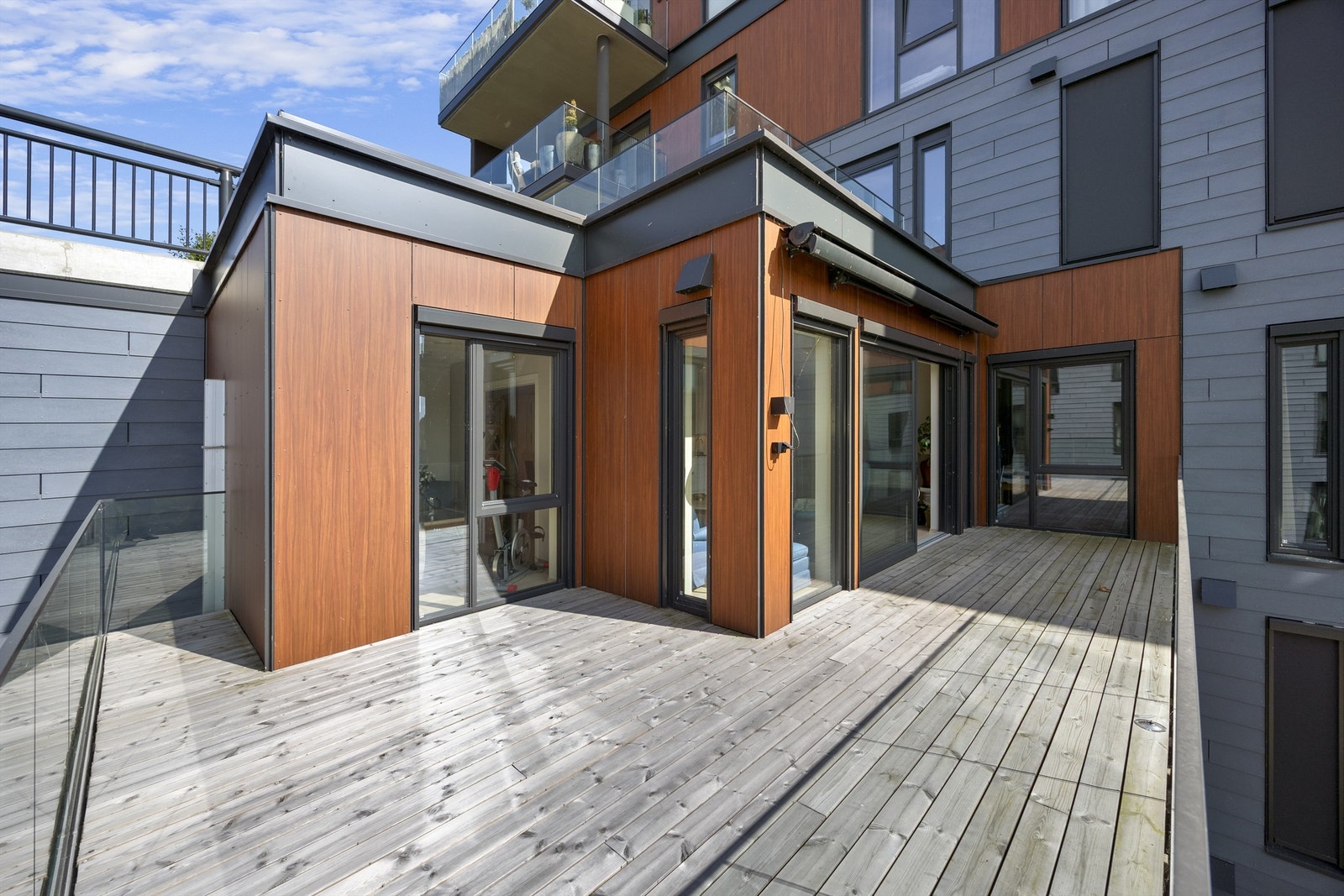 Fra stuen er det utgang til en stor balkong på 24 m² med utsikt mot sjøen.
Fotograf : Hallvard Rimereit Galleribilde
