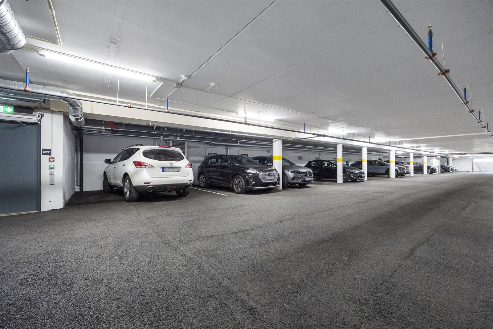 Det medfølger parkeringsplass i felles garasjeanlegg, med mulighet for elbillader. Galleribilde