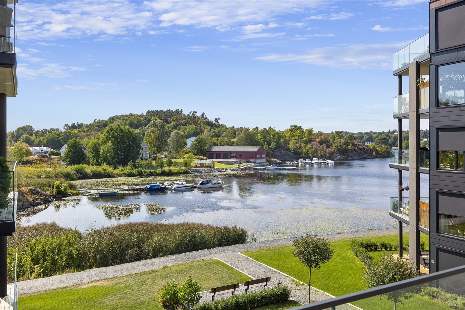 Nyt utsikten mot sjøen og de grønne fellesområdene. Galleribilde