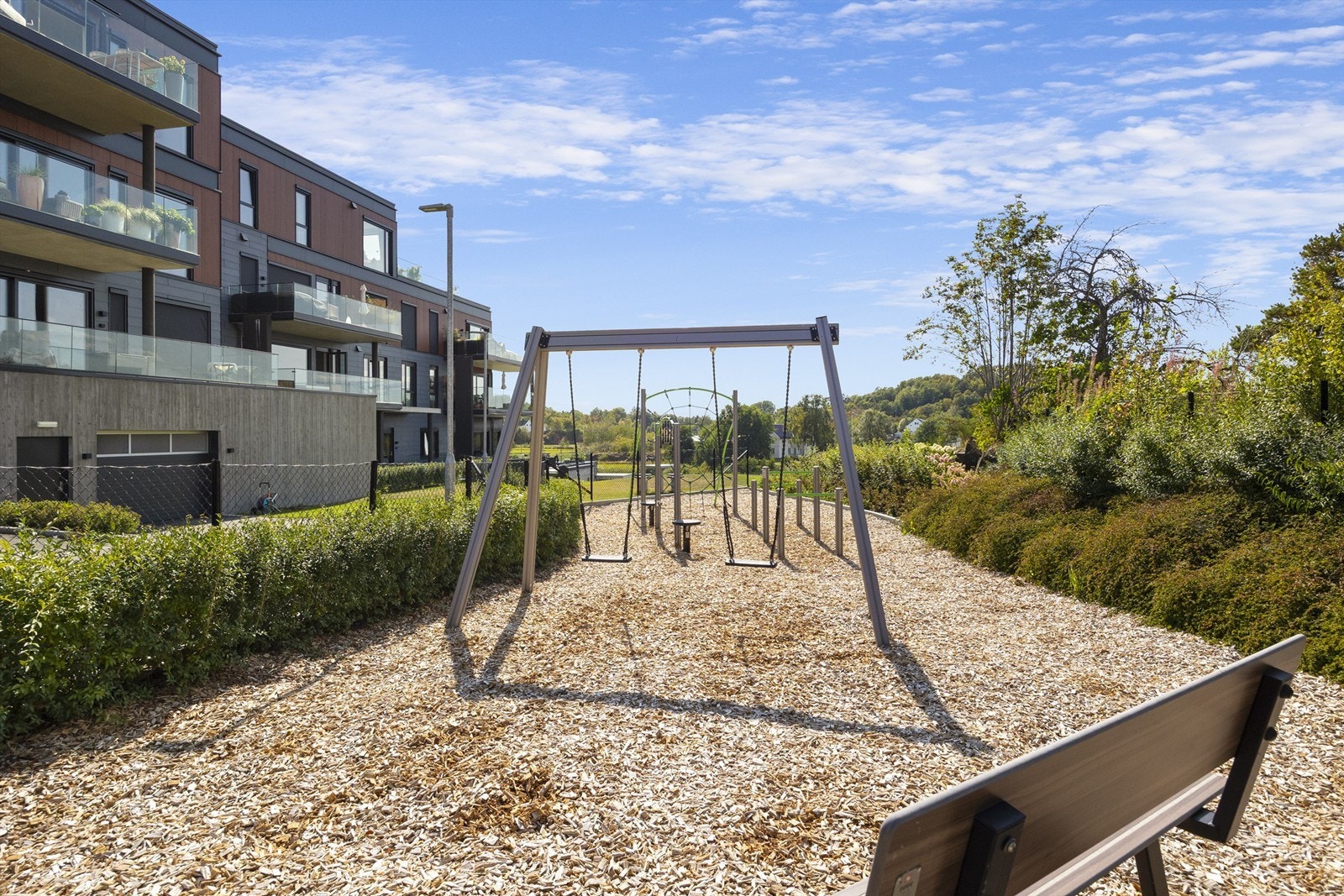 Lekeplassen er et hyggelig samlingspunkt for nabolagets barn. Galleribilde