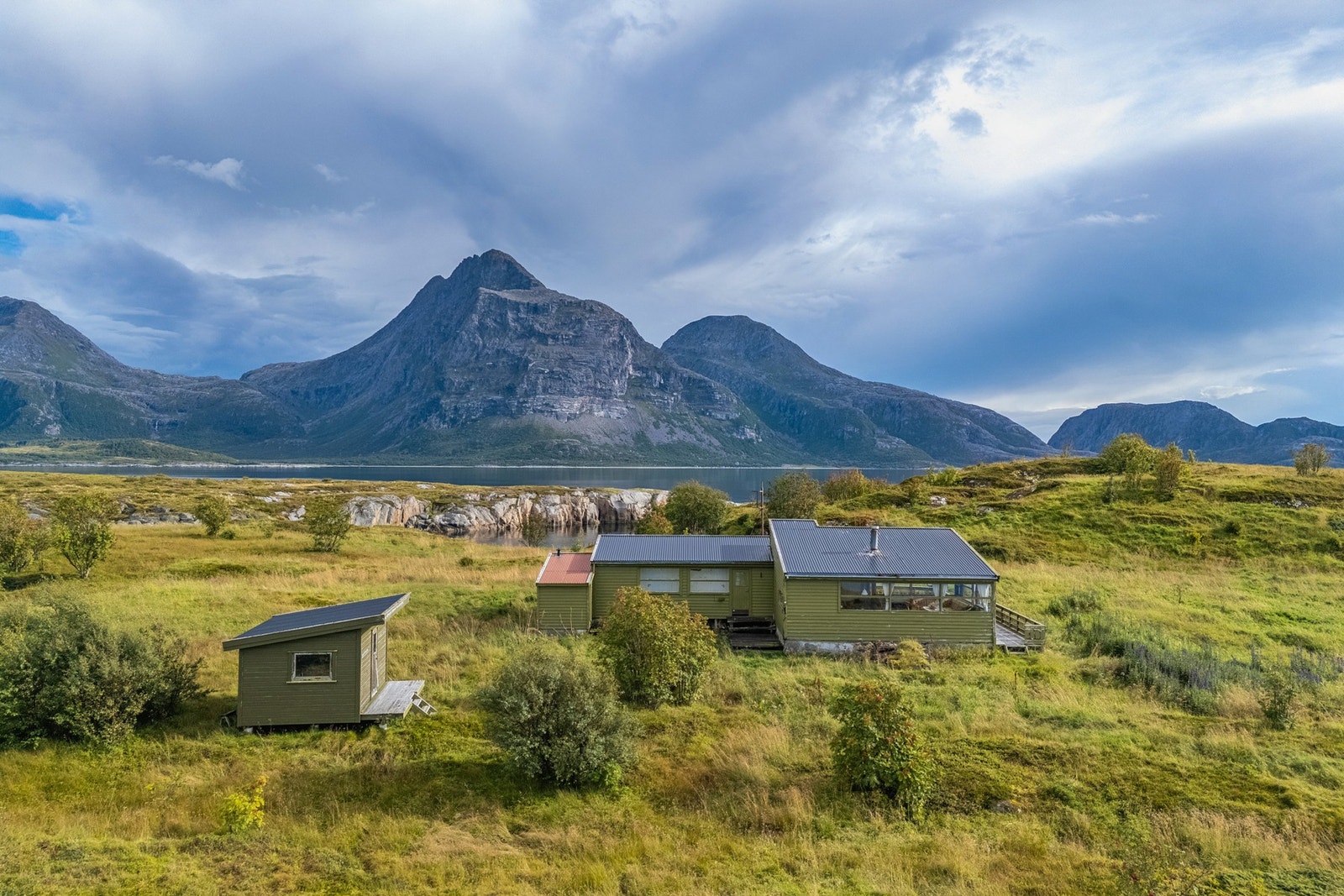 Fritidseiendom på egen øy med storslått utsikt mot Dønnamannen. Galleribilde
