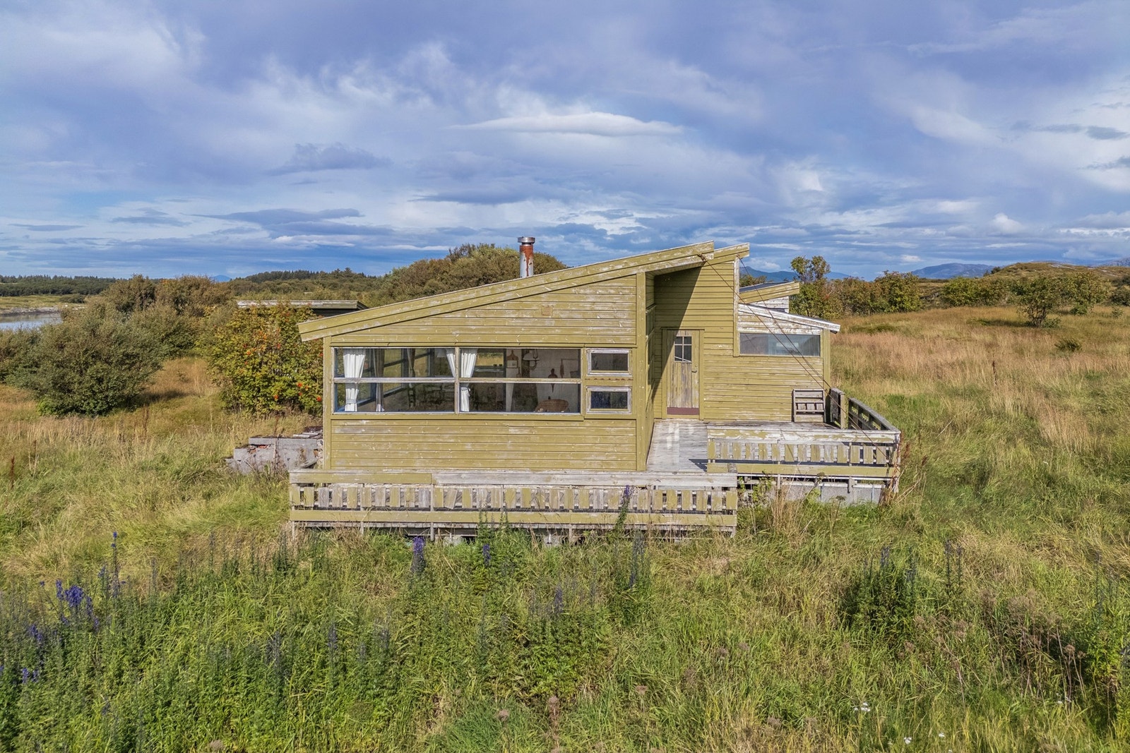 Hytta har en stor terrasse som delvis omkranser stuedelen. Galleribilde