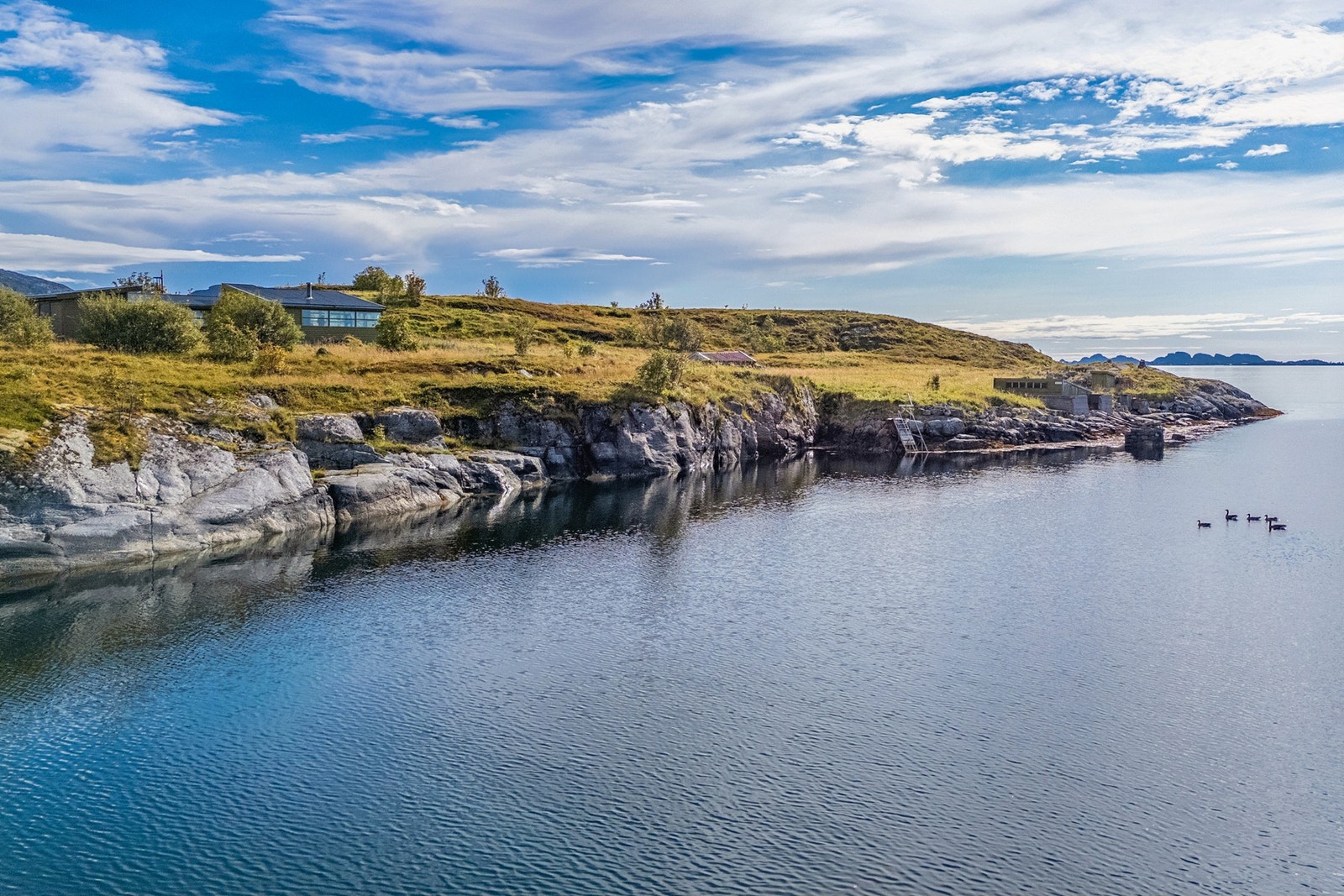 Et rikt fugleliv preger området, med havet som nærmeste nabo. Galleribilde
