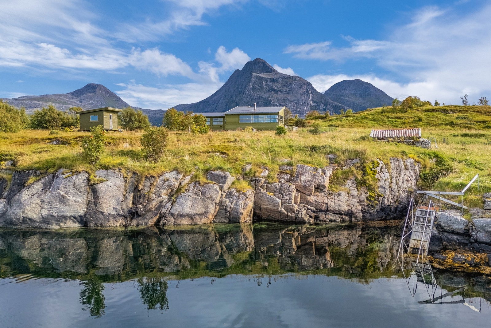 Svabergene inviterer til bading og fiske rett utenfor hyttedøra. Galleribilde