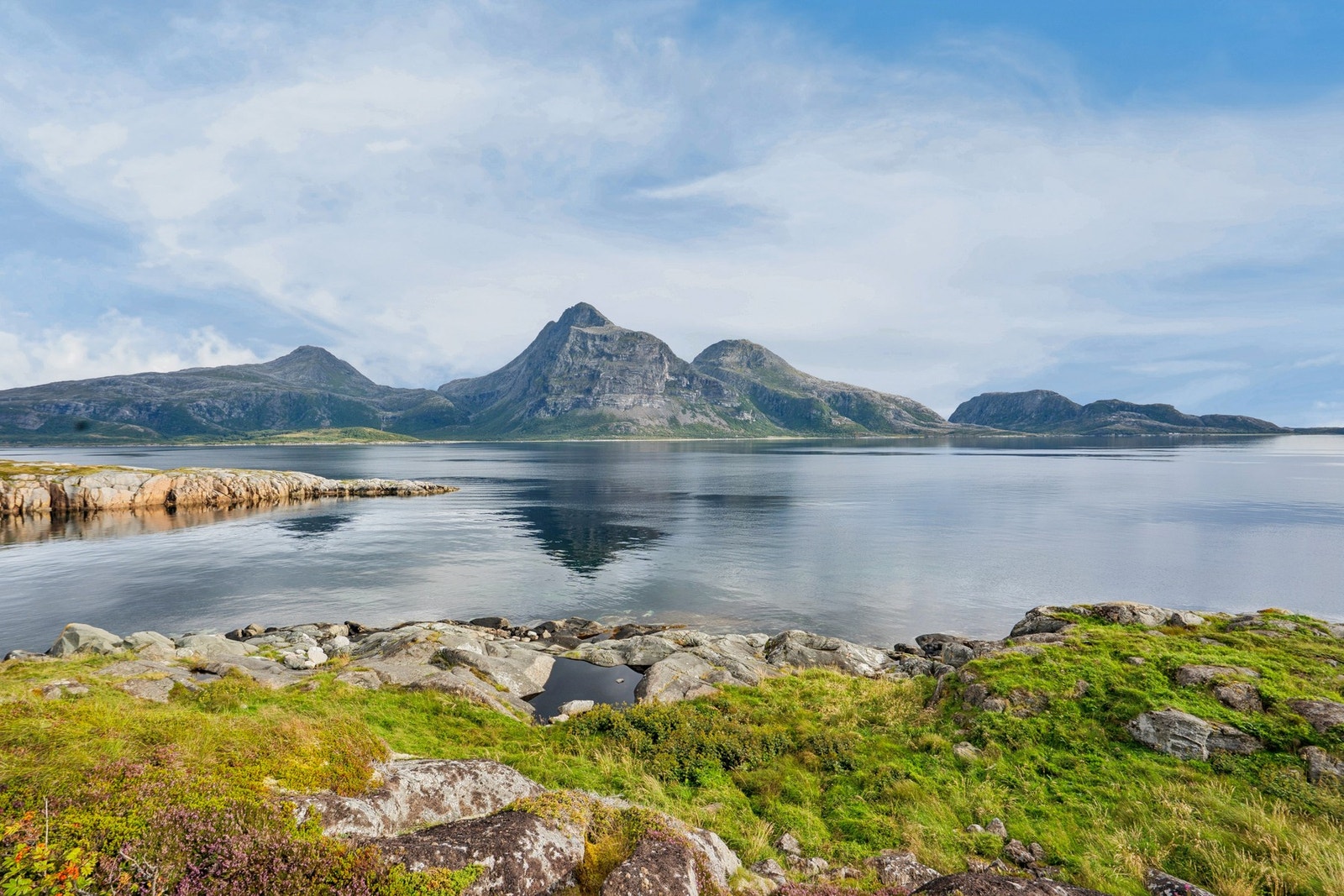 Utsikt mot den majestetiske fjellrekken fra egen strandlinje. Galleribilde