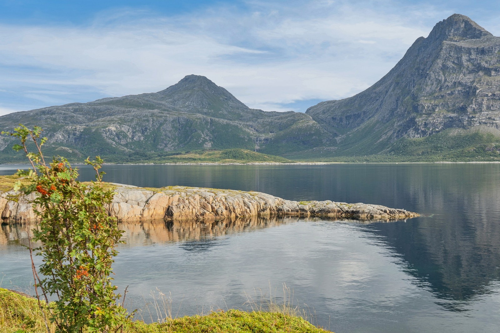 Utsikt mot Breivika og de karakteristiske fjellformasjonene på Dønna. Galleribilde