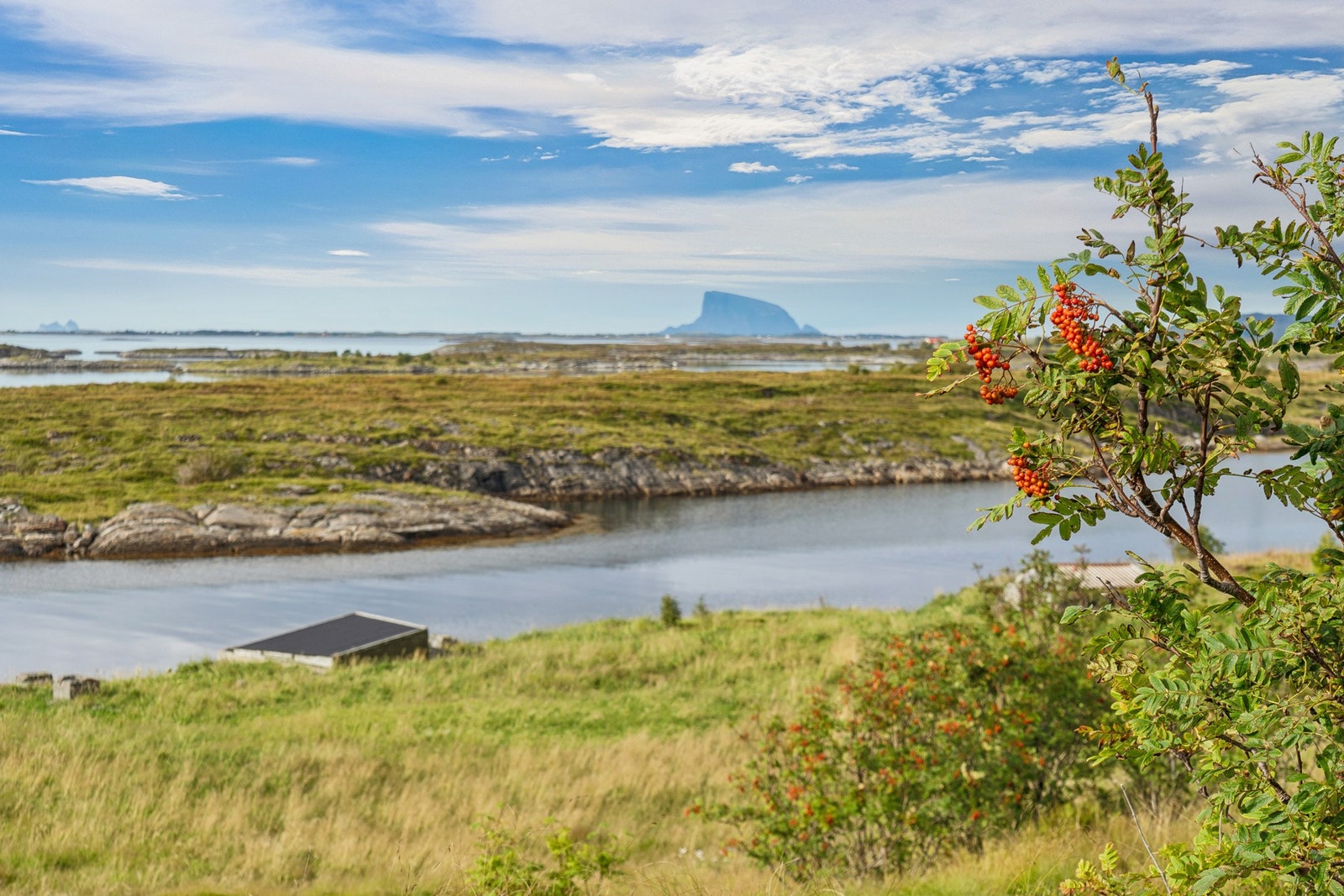På klare dager ser man de kjente landemerkene Lovund og Træna i det fjerne. Galleribilde