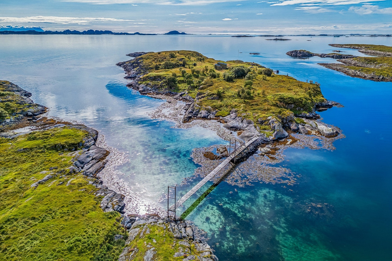 En privat hengebro knytter Helløya til fastlandet og sikrer adkomst. Galleribilde