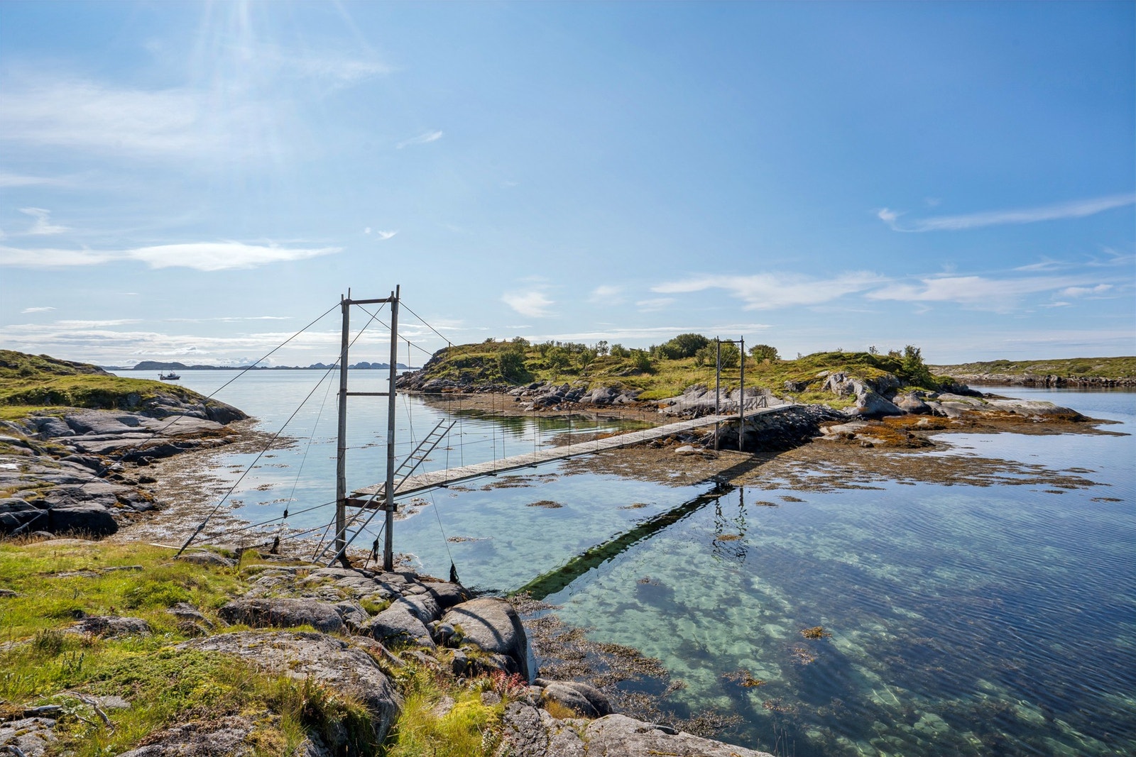 Broen over det klare vannet er en del av ankomsten til dette øyparadiset. Galleribilde
