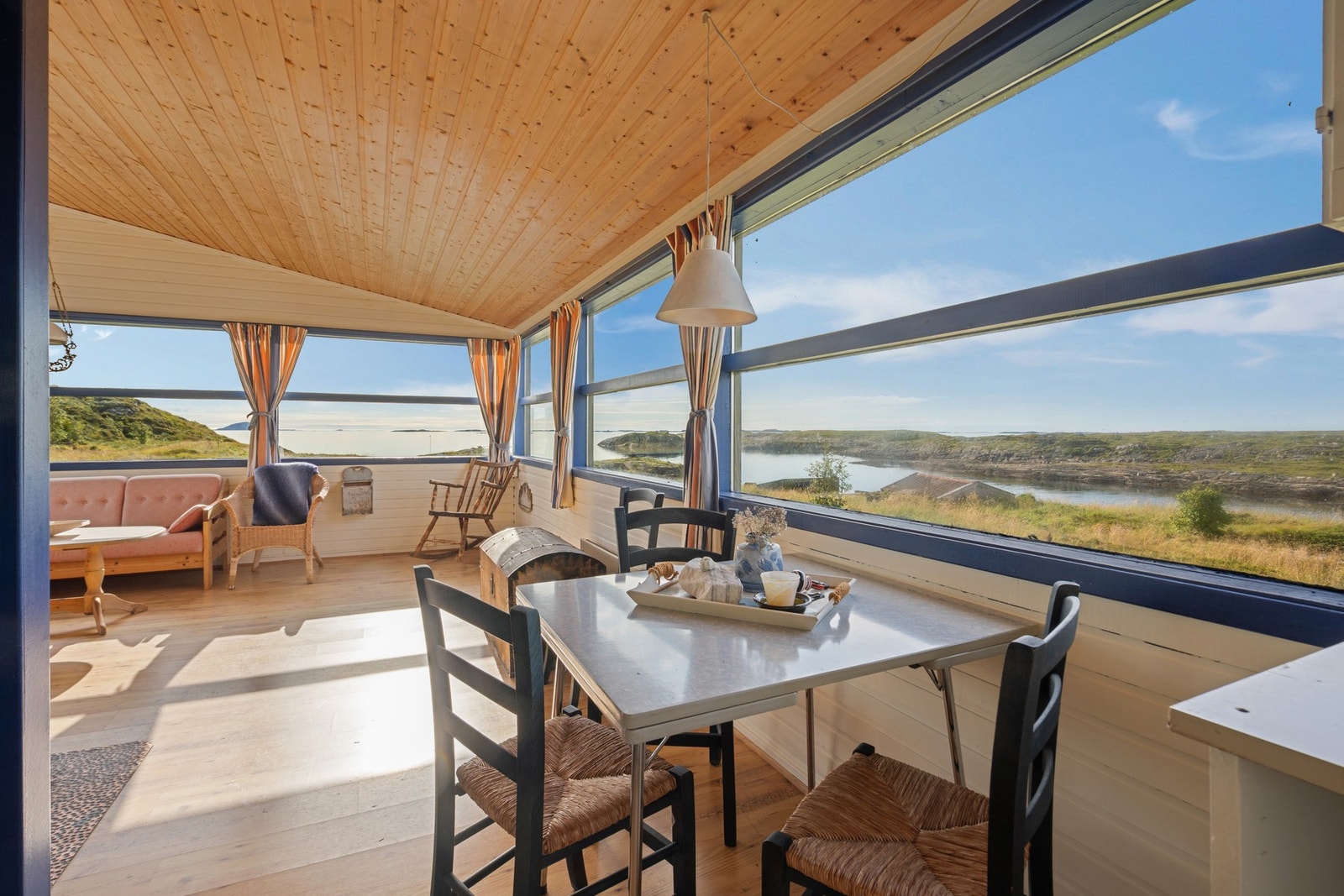 Fra spiseplassen ser man rett ut på havet og holmene. Galleribilde
