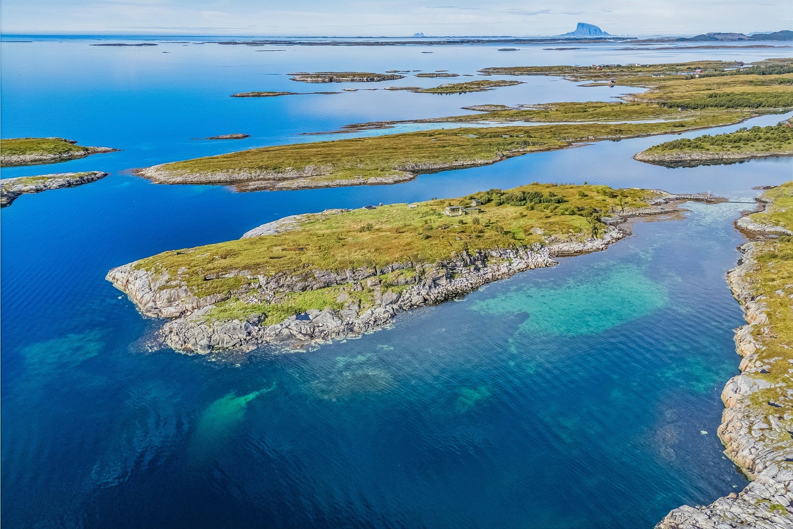 Eiendommen omfatter en hel øy, med svaberg og uberørt natur. Galleribilde