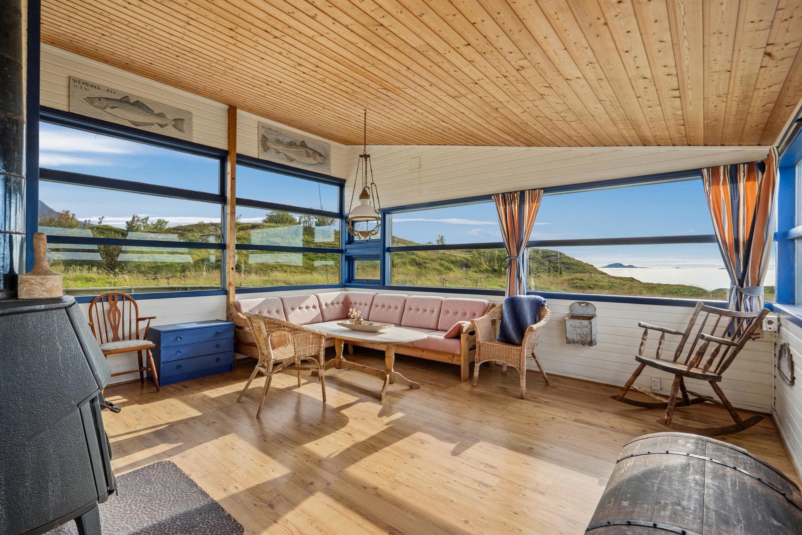 Store vindusflater i stuen visker ut skillet mellom inne og ute. Galleribilde