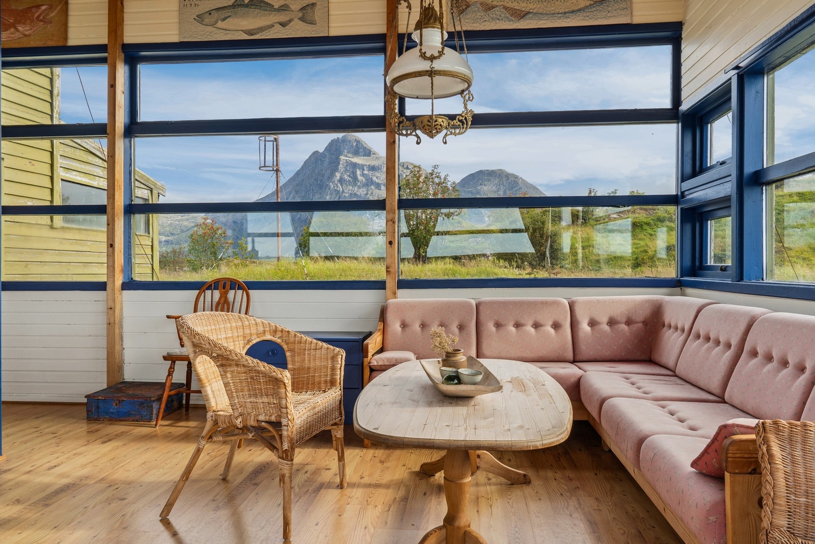 Vindusrekken i stuen rammer inn utsikten mot fjellene som et levende maleri. Galleribilde
