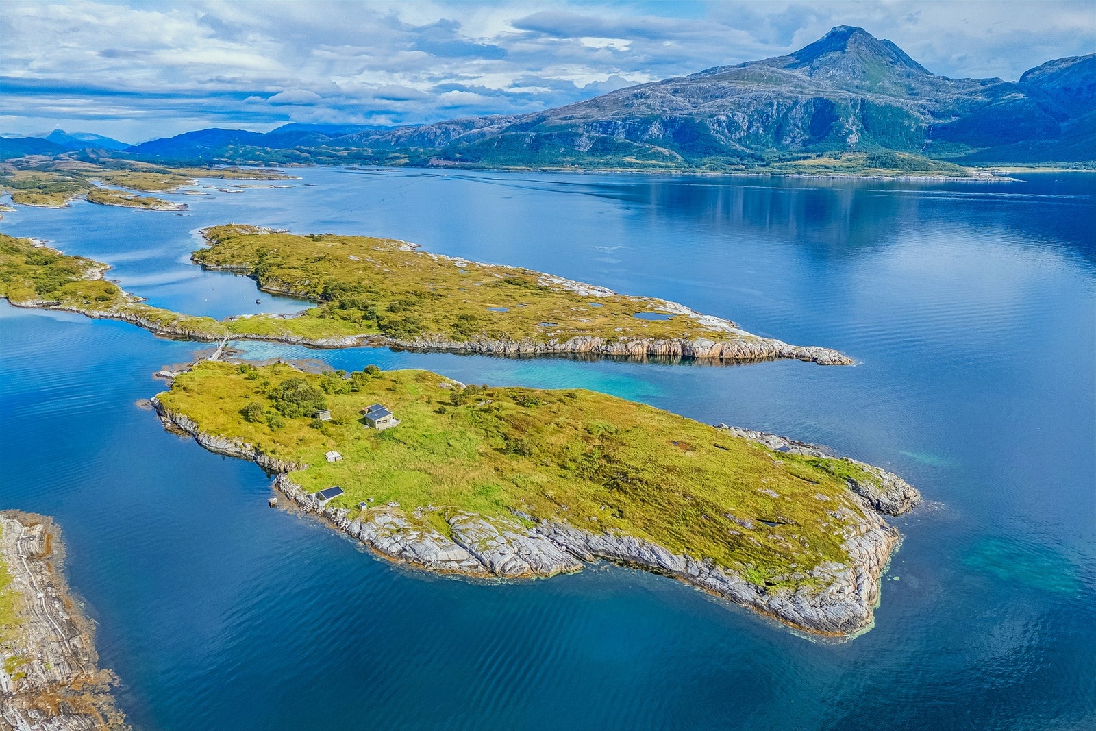 Helløya ligger skjermet til og danner et privat lite rike. Galleribilde