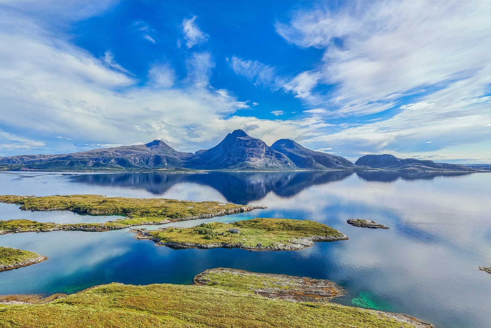 EiendomsMegler 1 v/Gisle Kallestad har gleden av å presentere Helløya 1. Foto: EFKT Galleribilde