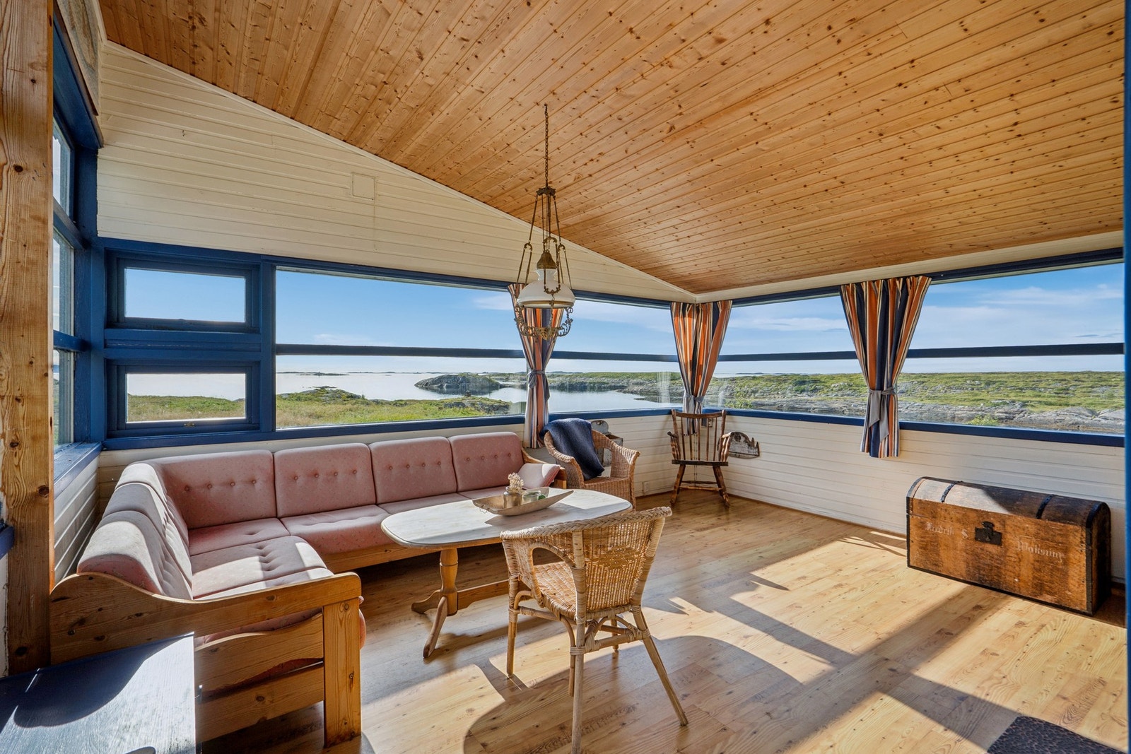 Fra sofakroken kan man følge med på båtlivet og skiftningene i været. Galleribilde