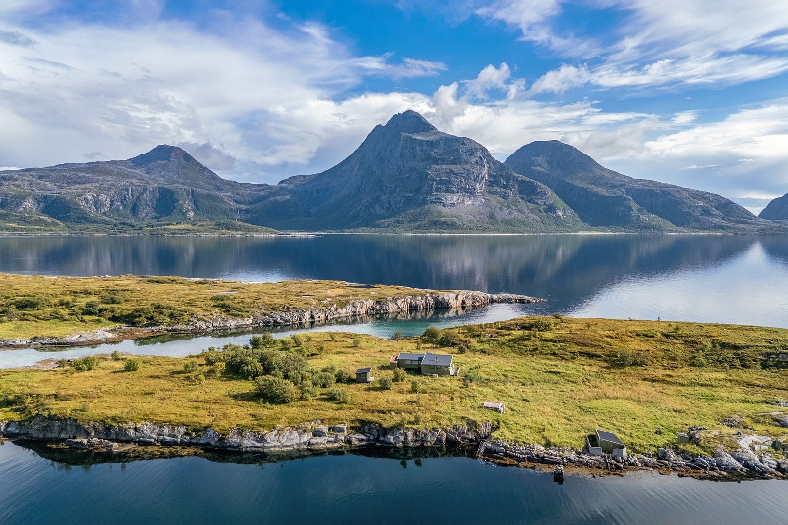 Helløya - Himmel og hav møtes, ditt eget lille univers på vakre Helgelandskysten! Galleribilde