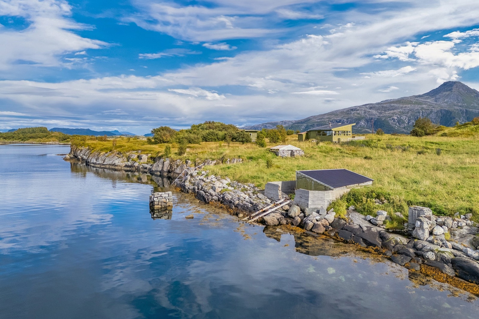 Langs strandlinjen er det nausttufter og gode landingsforhold for båt. Galleribilde