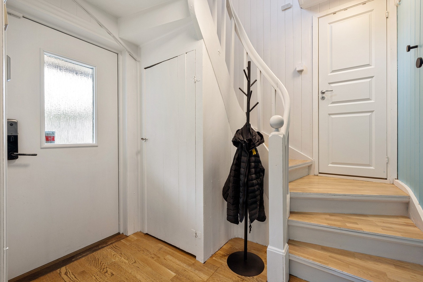 Entre med trapp opp til bad og videre til 2 etg. Galleribilde