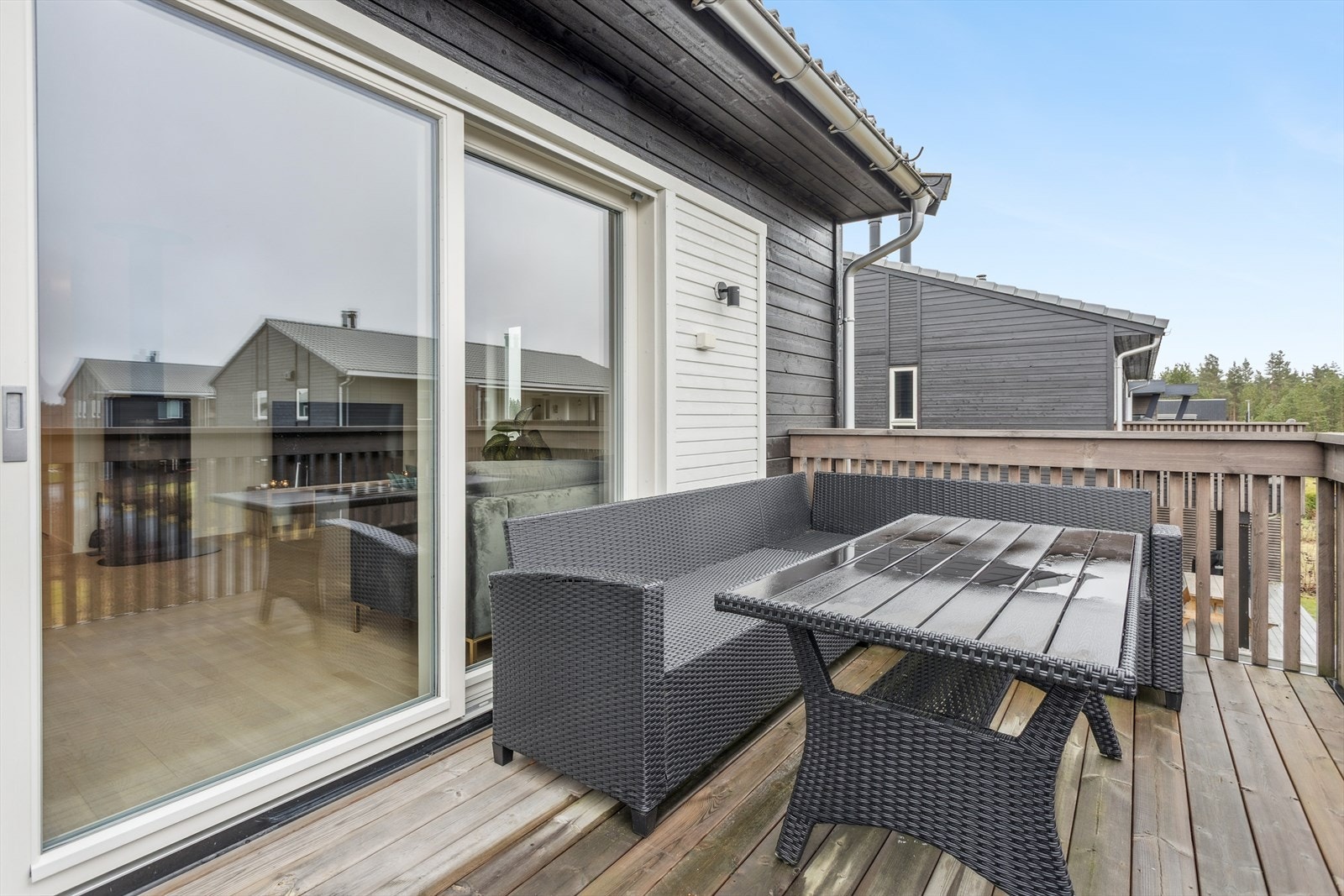 Balkongen er en forlengelse av stuen sommerstid. Galleribilde
