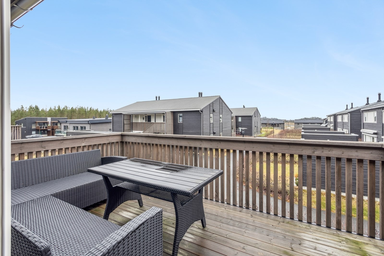Den sydvendte balkongen på 9 m² har god plass til utemøbler og fin utsikt over nærområdet. Galleribilde