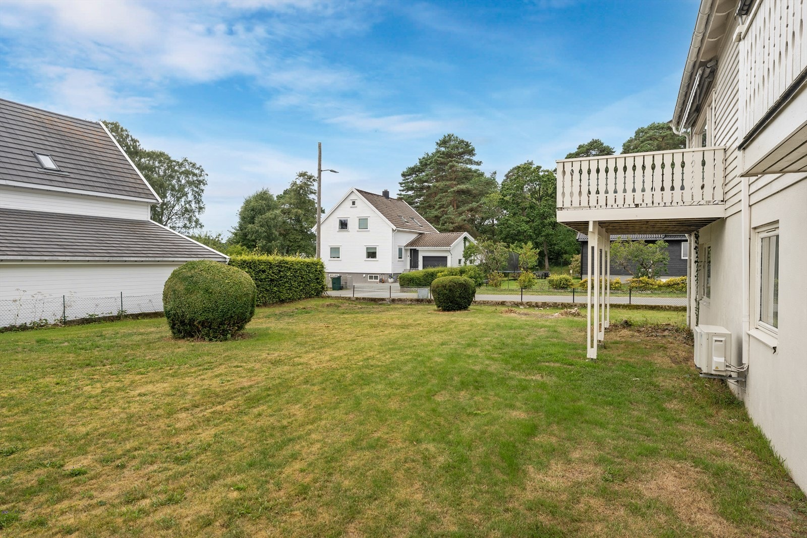 Stor tomt med hage med plen, hekk og beplantning Galleribilde