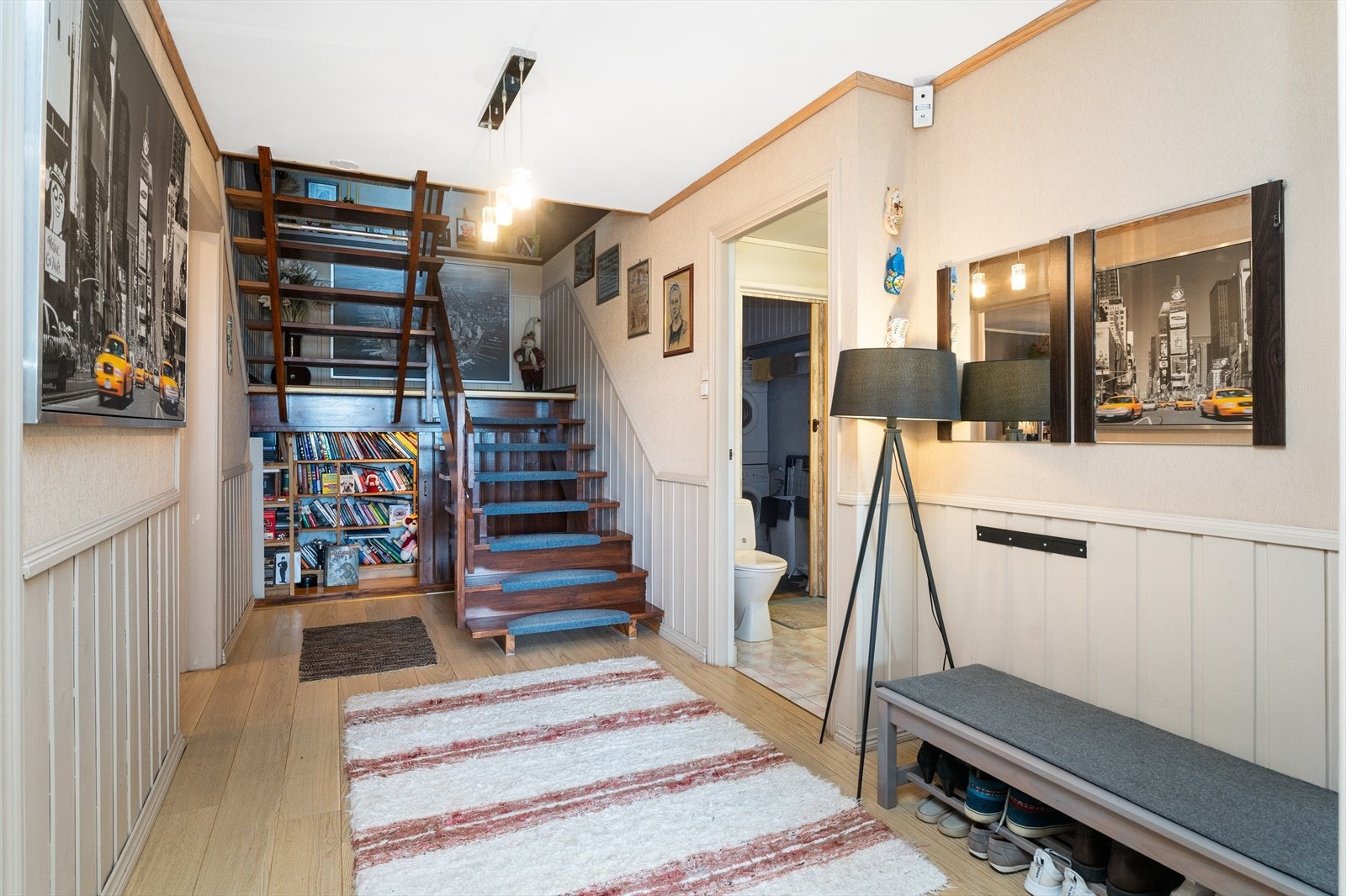 Entré i underetasjen hvor vi ser inn til bad/vaskerom til høyre Galleribilde