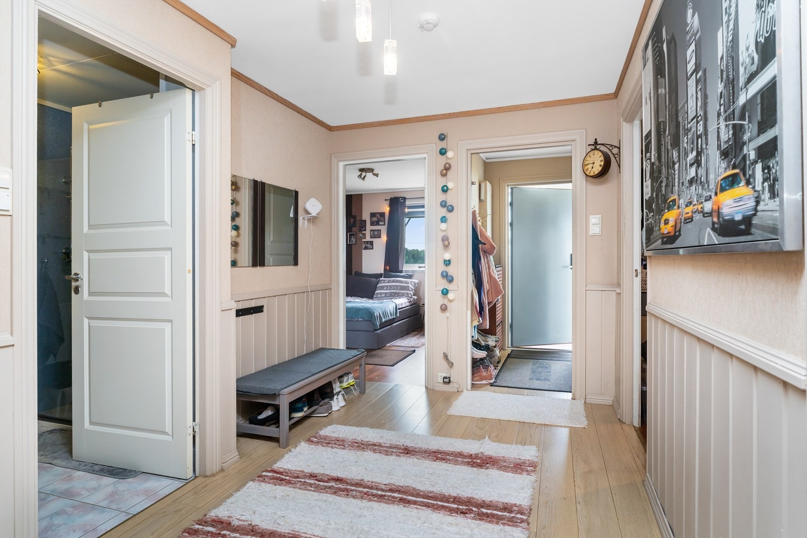 I underetasjen er det i tillegg to soverom og innredet rom (se informasjon i salgsoppgaven) Galleribilde