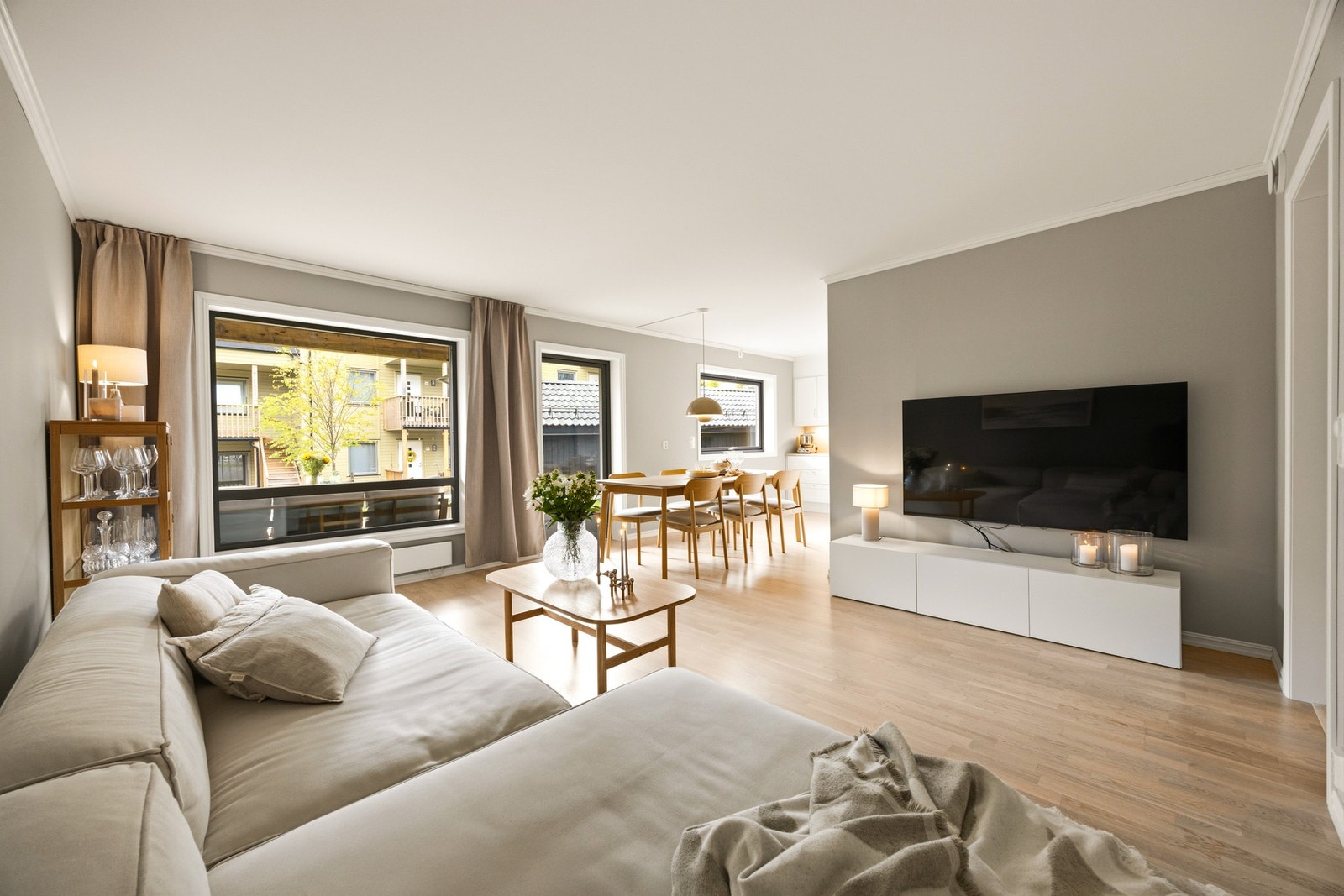 Fra stuen er det direkte utgang til den delvis overbygde markterrassen, som gir en flott forlengelse av oppholdsrommet i årets varmere måneder. Galleribilde