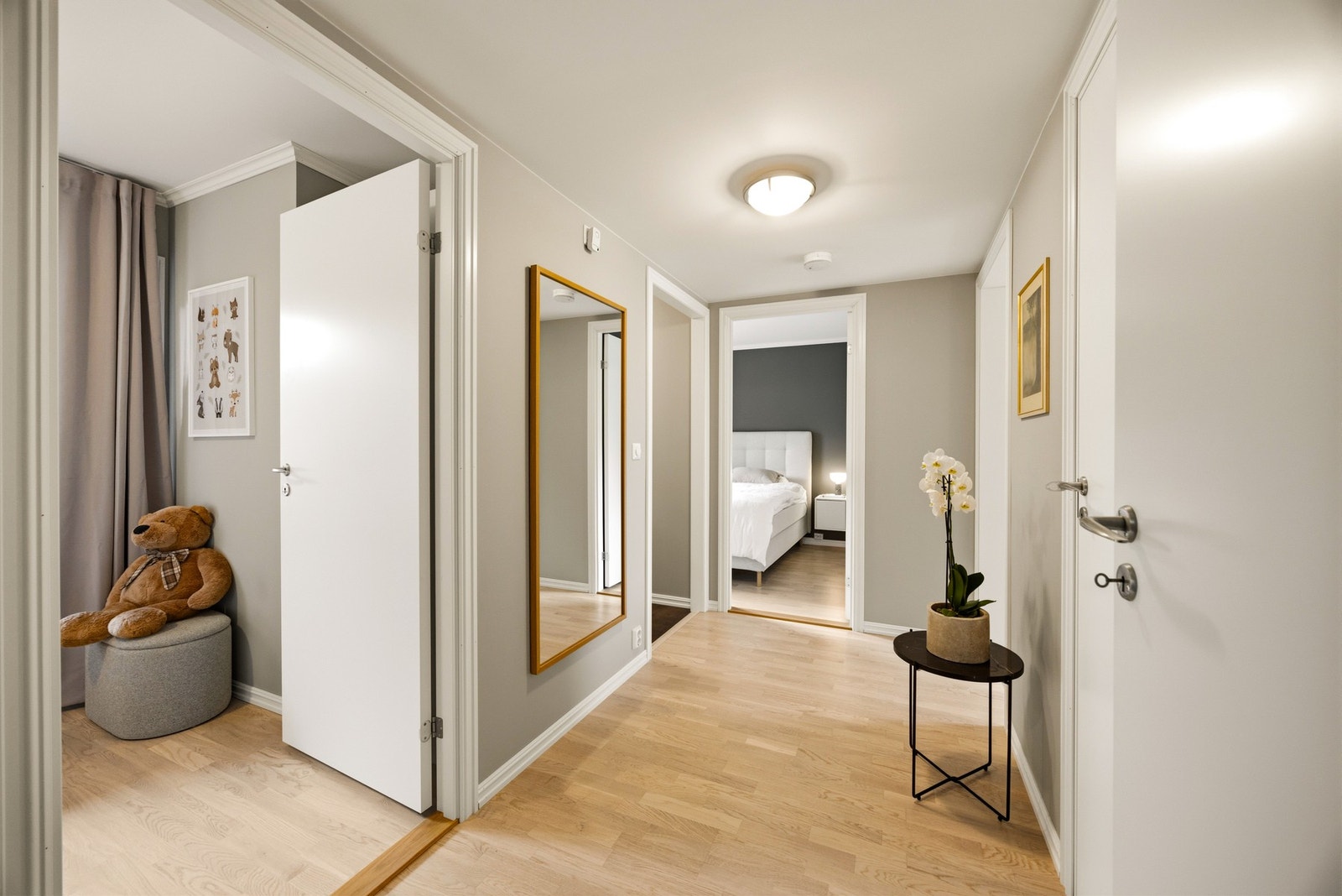 Balansert ventilasjon i hele boligen bidrar til et godt og behagelig inneklima. Boligen ble oppført i 2023 og fremstår med moderne løsninger og et gjennomgående tidsriktig uttrykk. Galleribilde