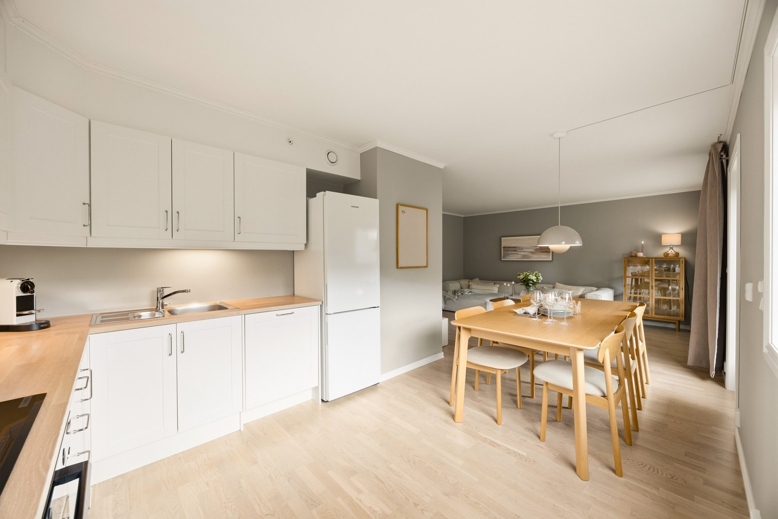 Den åpne planløsningen gir god plass til spisebord mellom kjøkken og stue, og skaper et naturlig samlingspunkt for både hverdagsmåltider og hyggelige middager. Galleribilde
