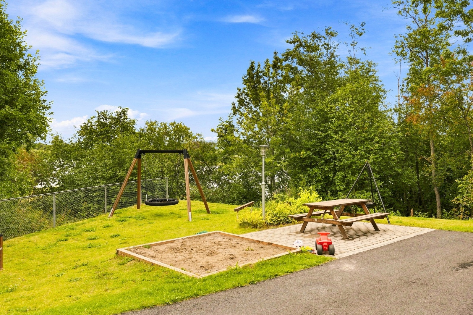 Et hyggelig samlingspunkt for beboerne finner du like ved Nitelva, med egen liten brygge og lekeplass hvor barna kan leke mens de voksne nyter de rolige omgivelsene. Galleribilde