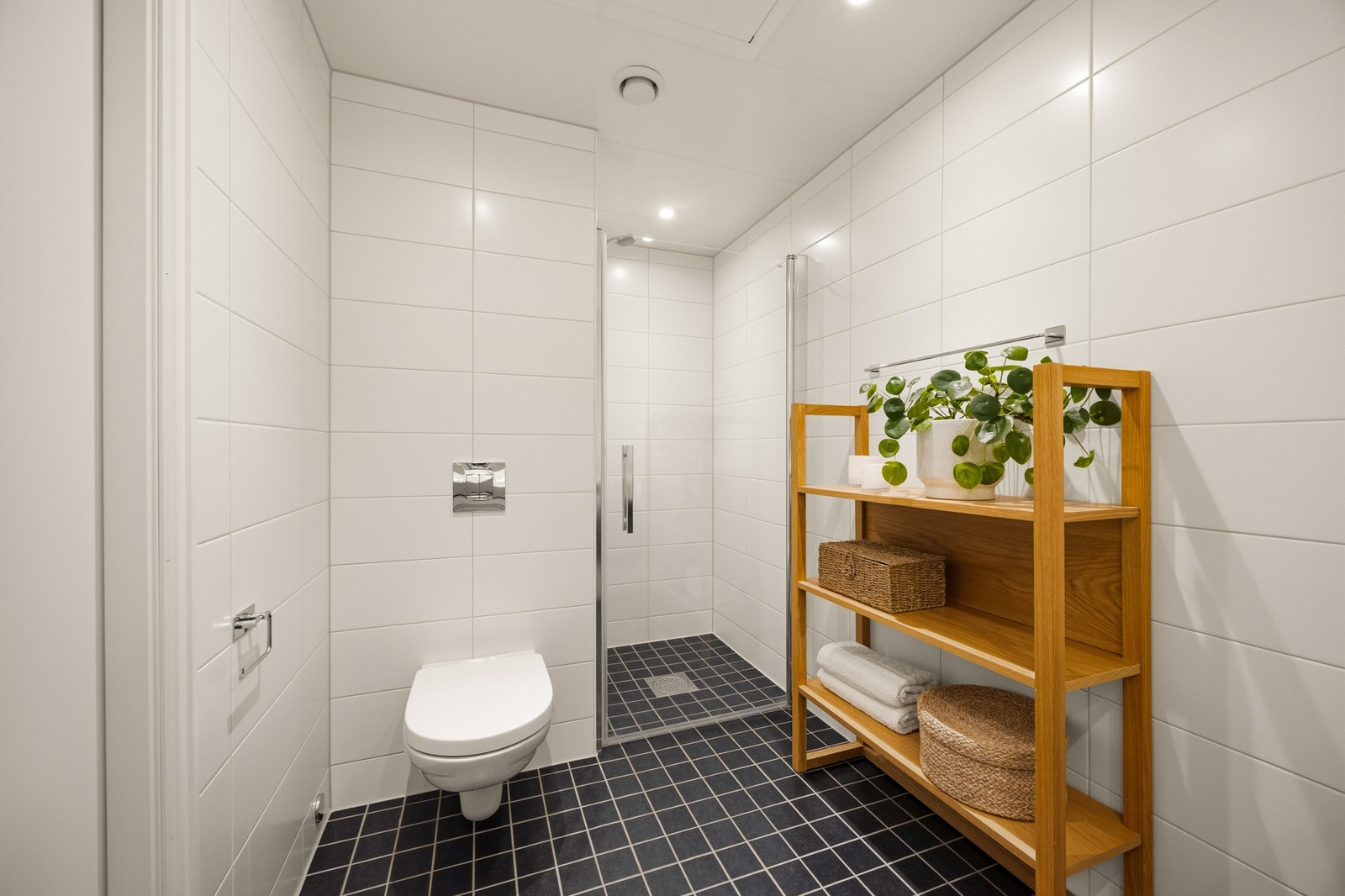 Badet er praktisk innredet med heldekkende servant, speil på veggen og gode løsninger for boligens daglige behov. Galleribilde