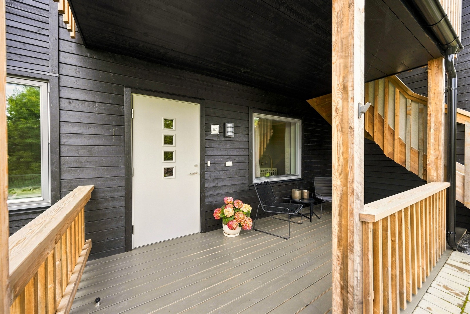 Velkommen hjem! Boligen ønsker deg velkommen med et innbydende inngangsparti og en overbygget markterrasse som gir en hyggelig ramme rundt ankomsten og mulighet til å nyte uteplassen i mer skjermede omgivelser. Galleribilde