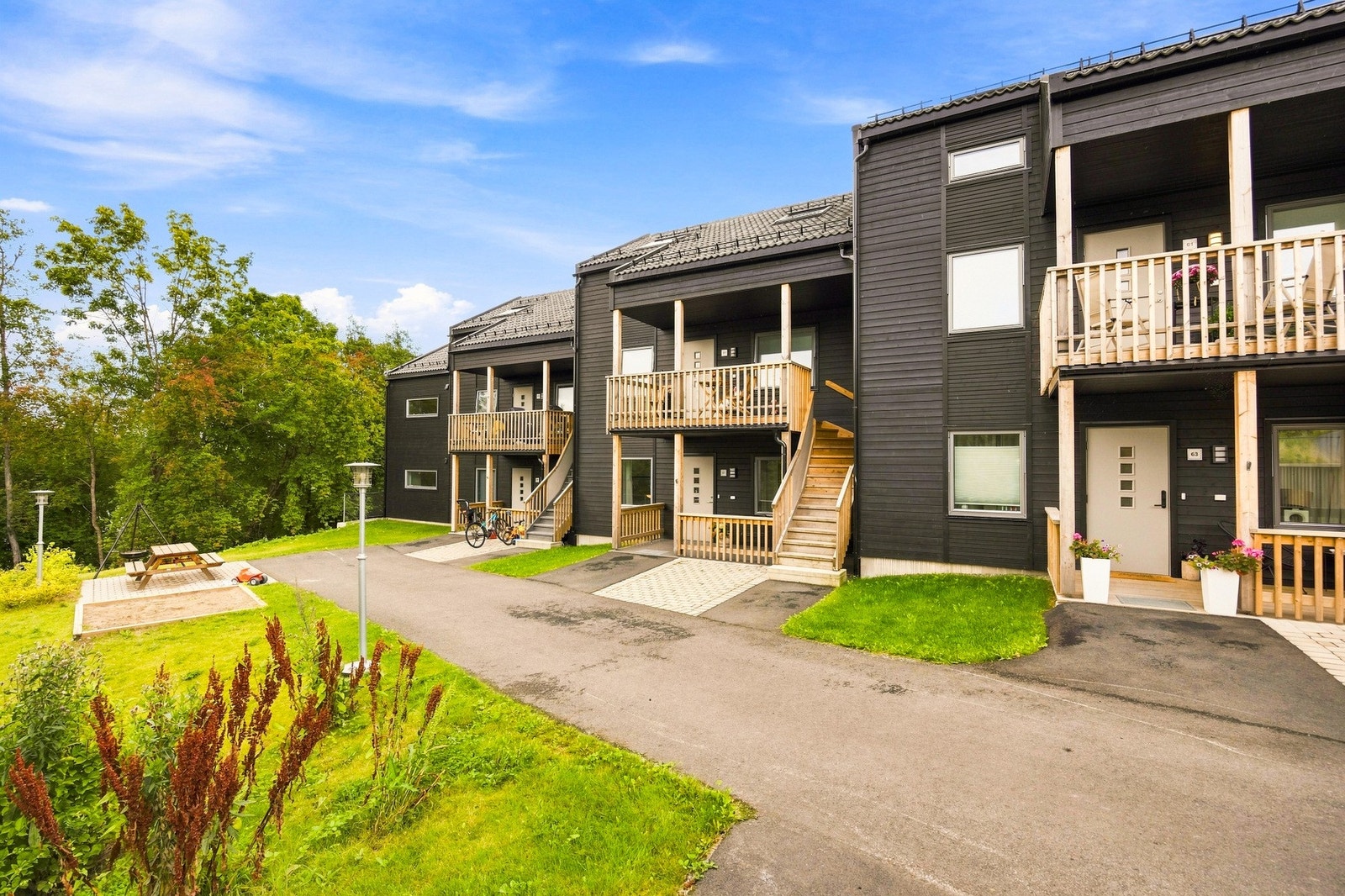 Velkommen hjem! Boligen ønsker deg velkommen med et innbydende inngangsparti og en overbygget markterrasse som gir en hyggelig ramme rundt ankomsten og mulighet til å nyte uteplassen i mer skjermede omgivelser. Galleribilde