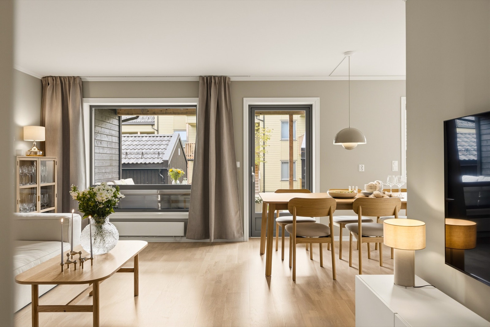Lys og innbydende stue med en moderne atmosfære og en åpen planløsning som skaper god sammenheng mellom boligens ulike oppholdssoner. Galleribilde