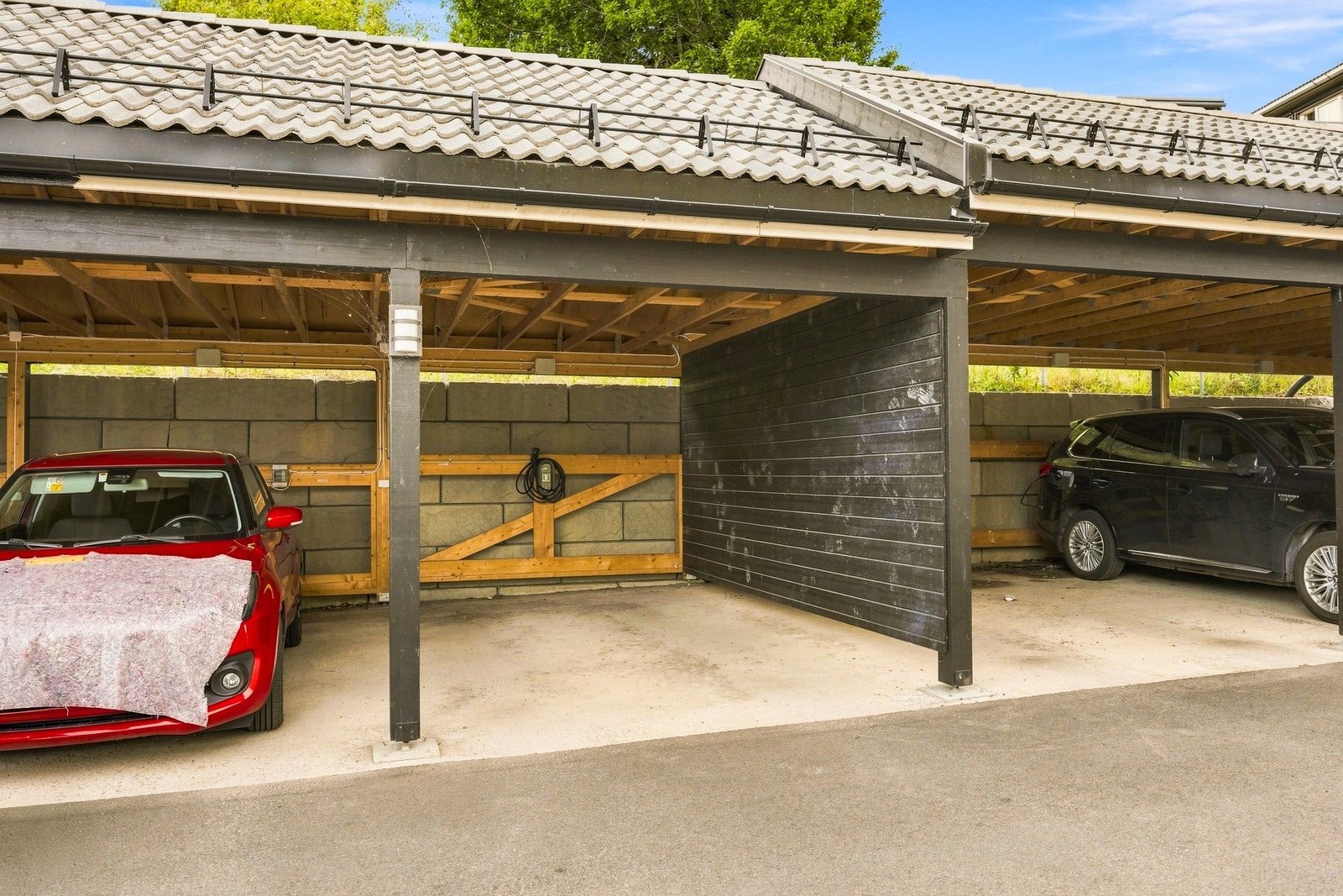 Det medfølger carport med elbillader, som gir en komfortabel og praktisk parkeringsløsning i hverdagen. Sameiet har også 5 parkeringsplasser til gjester. Galleribilde