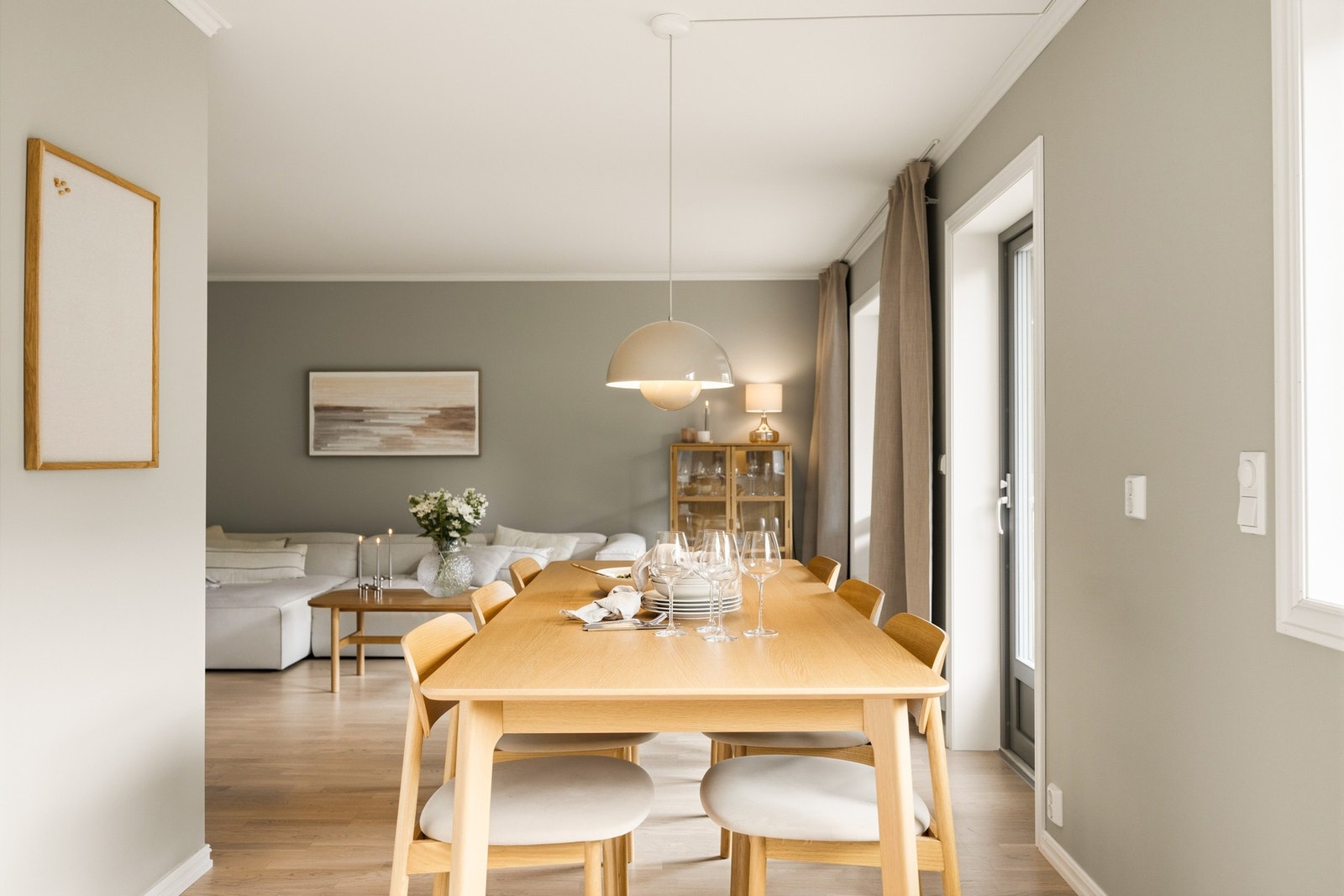 Et funksjonelt og innbydende kjøkken hvor materialvalg og praktiske løsninger er kombinert på en måte som passer godt inn i boligens moderne helhet. Galleribilde