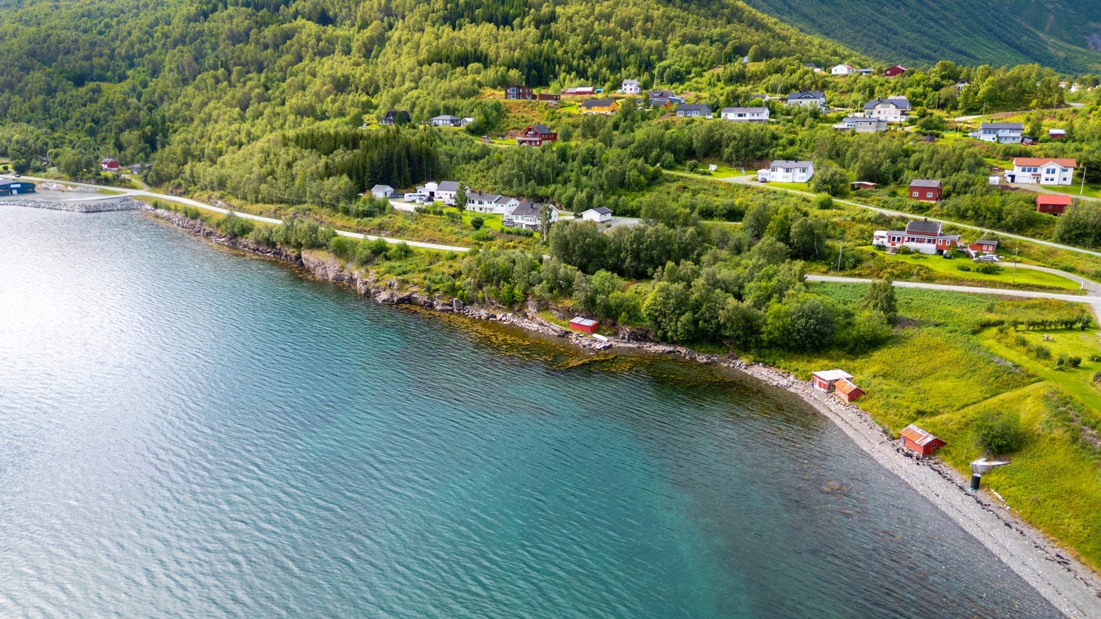 Med strandlinjen like nedenfor tomten får du en unik ramme rundt hverdagen, med utsikt, rekreasjon og sjøliv rett utenfor døren. Galleribilde