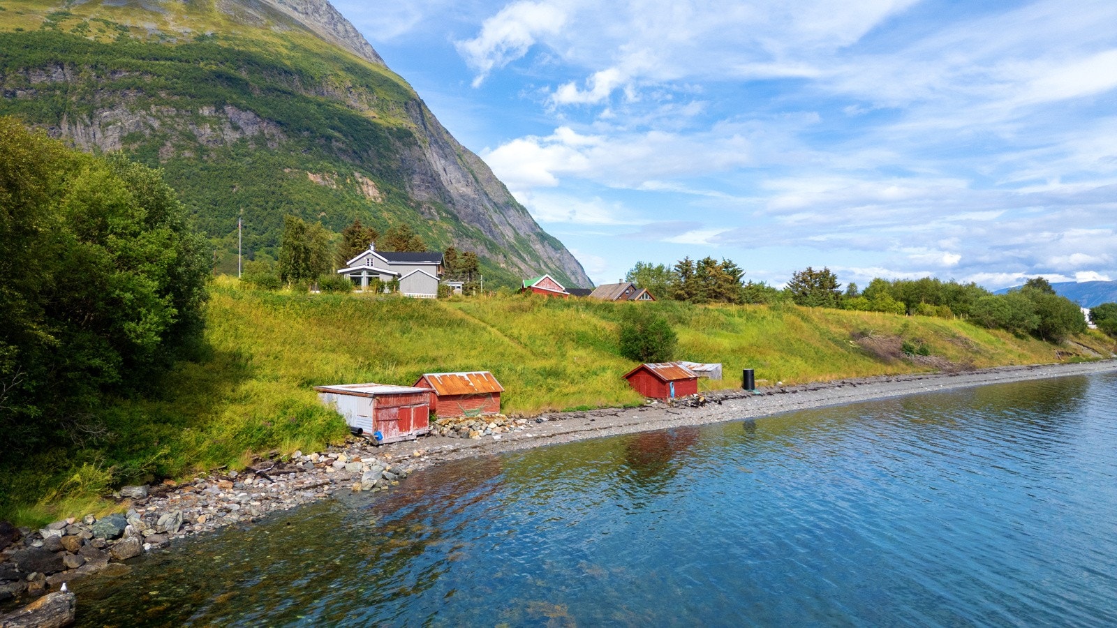 Naustene disponeres av eiere i området. Det er ikke tinglyst formell avtale på forholdet. Galleribilde