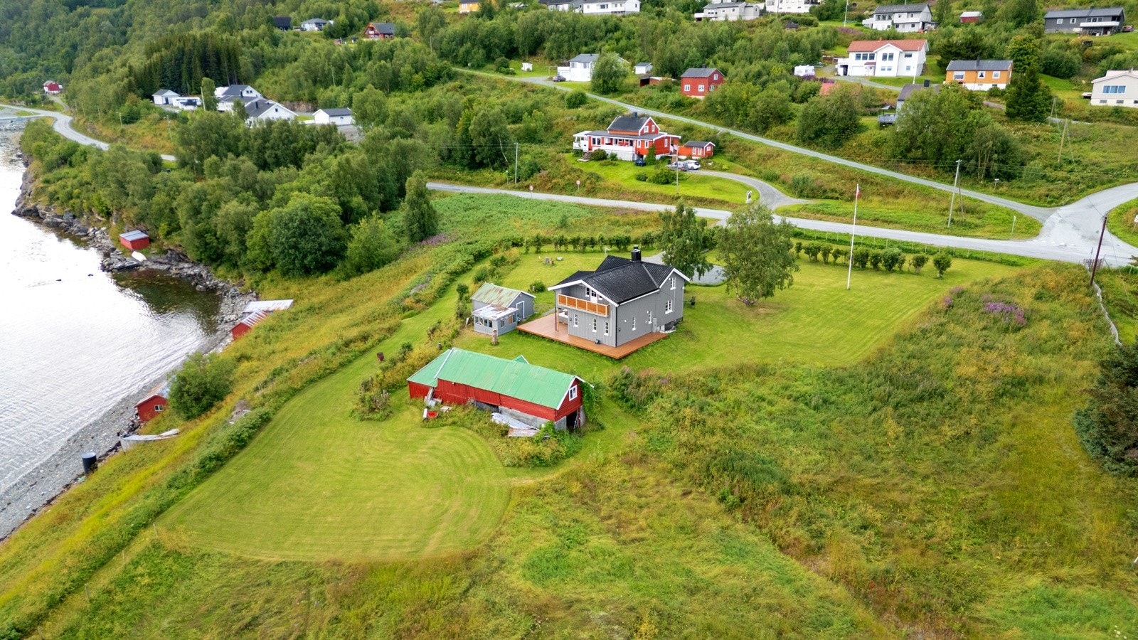 En beliggenhet som kombinerer fredelige, landlige omgivelser med kort vei til både fjord, dalføre og fjell. Galleribilde
