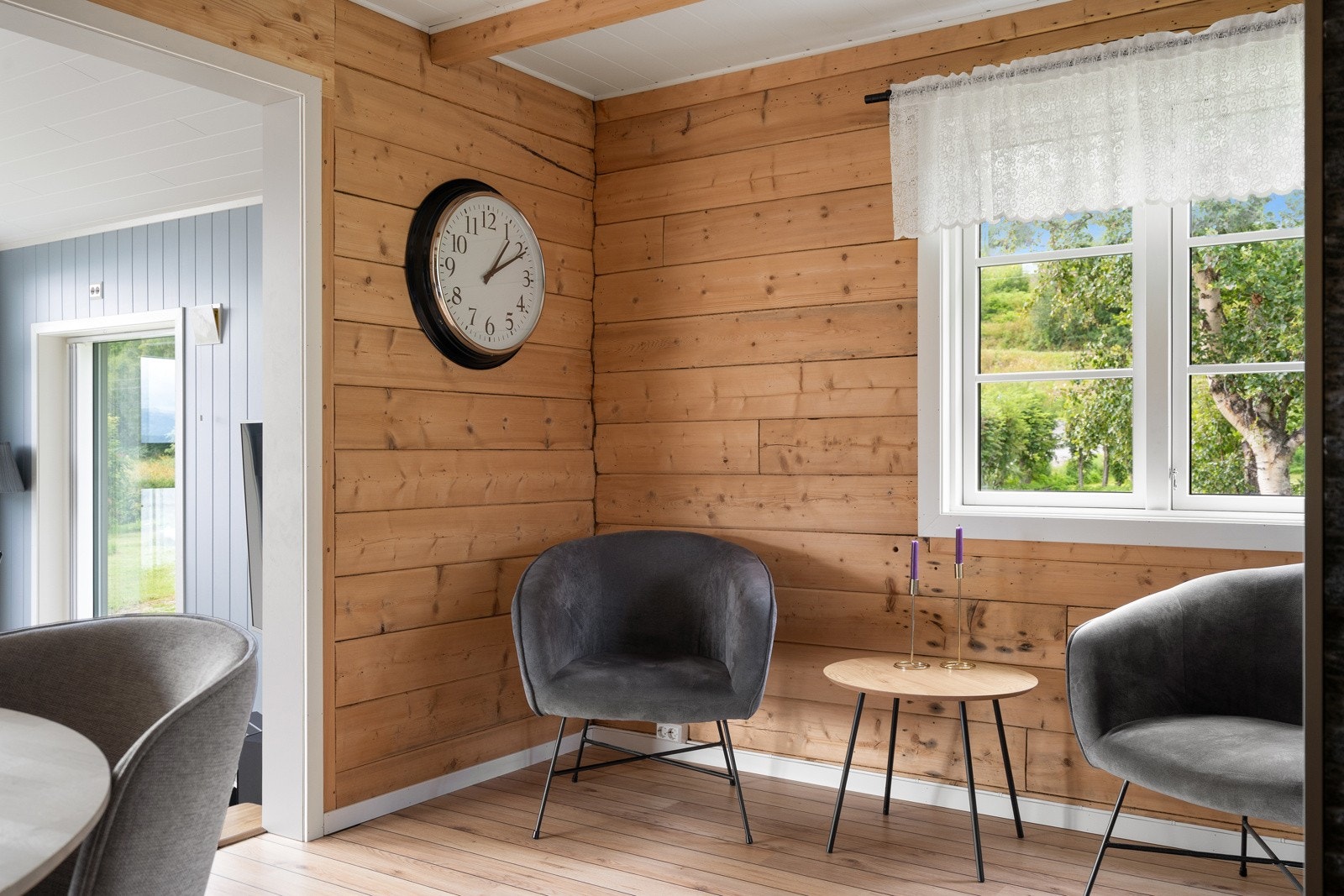 God plass til langbord, så her kan du invitere venner og familie på herlige måltider. Galleribilde
