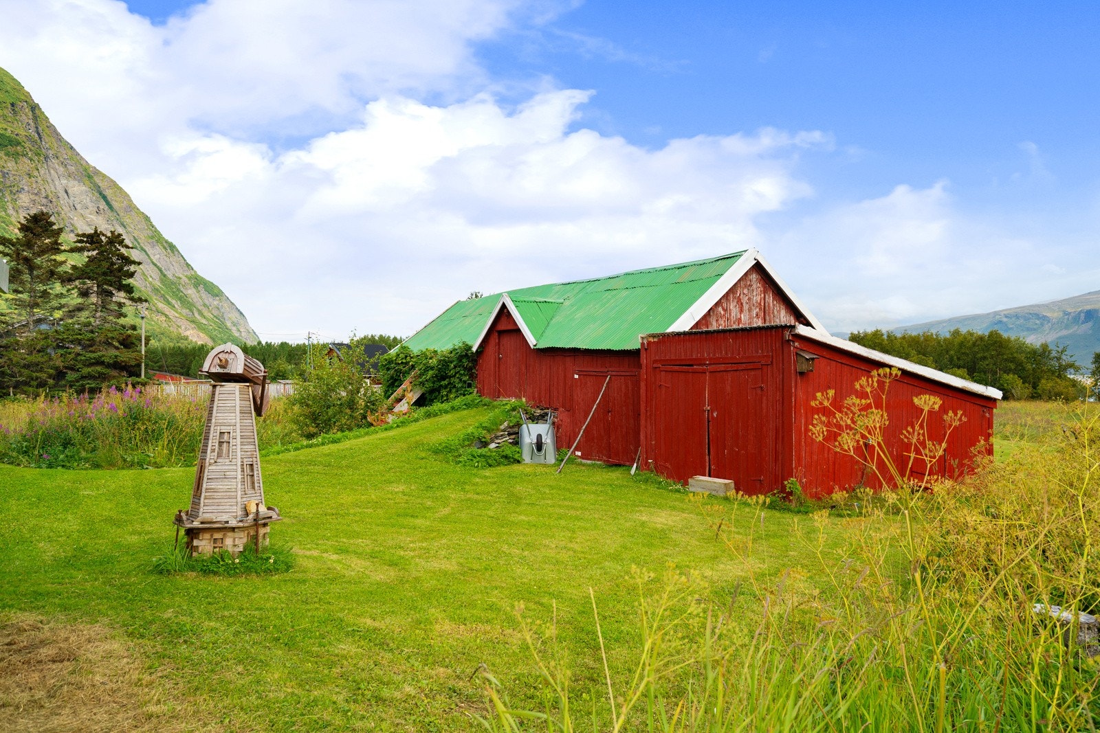 Eiendommen ligger flott til med åpne omgivelser og vakker natur som en naturlig del av hverdagen. Velkommen til visning! Galleribilde