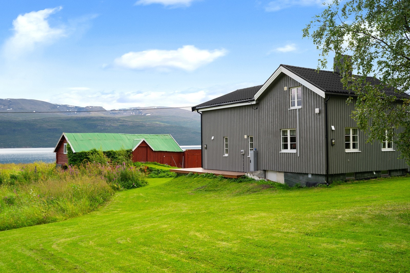 Med fjøs og uthus på eiendommen, har du rikelig med plass til lagring og ulike fritidsformål. Galleribilde