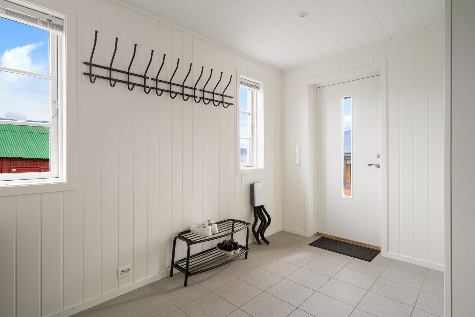 Romslig entré med god plass til å henge av seg yttertøyet. Galleribilde